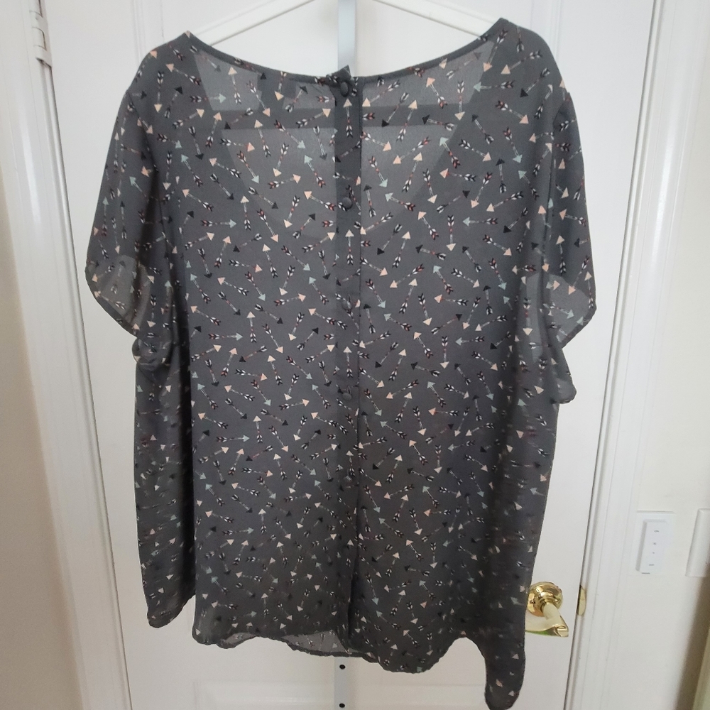 Torrid Arrow Pattern Top Size 2 - image 5